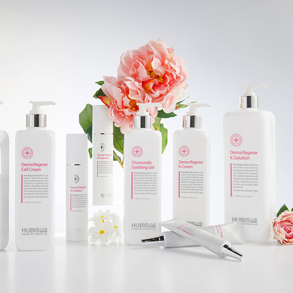 Hubislab_post_rays_line_Chamomile Soothing Gel_01 Collection of skincare products with flowers on a light gray background