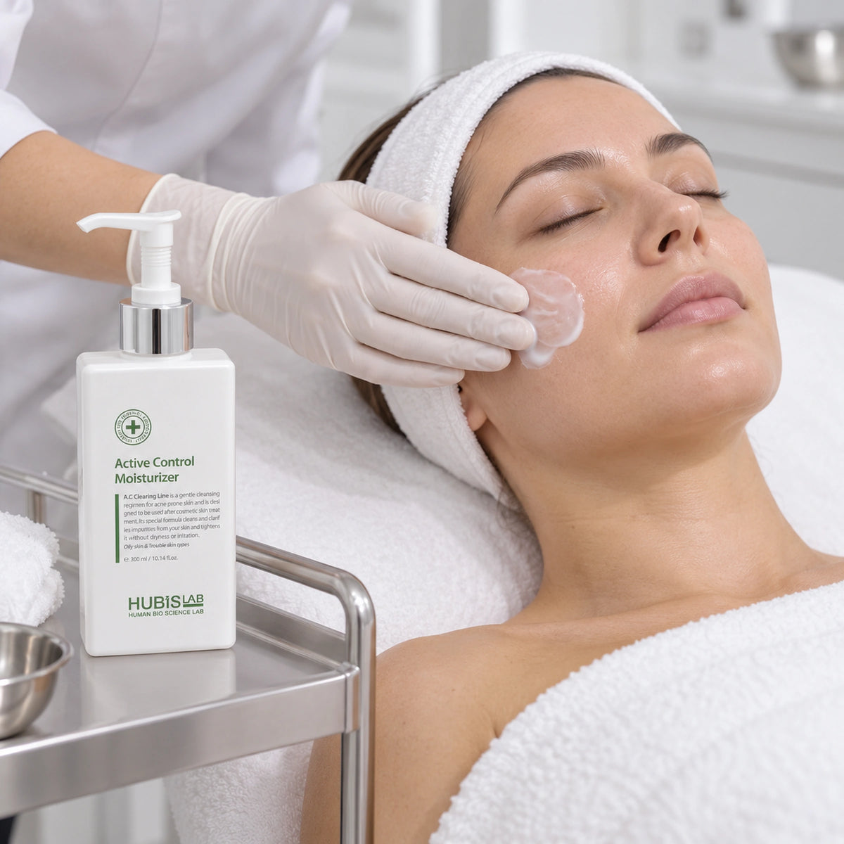 Therapist applying moisturiser with the professional Active Control Moisturiser 300 ml on a tray.
