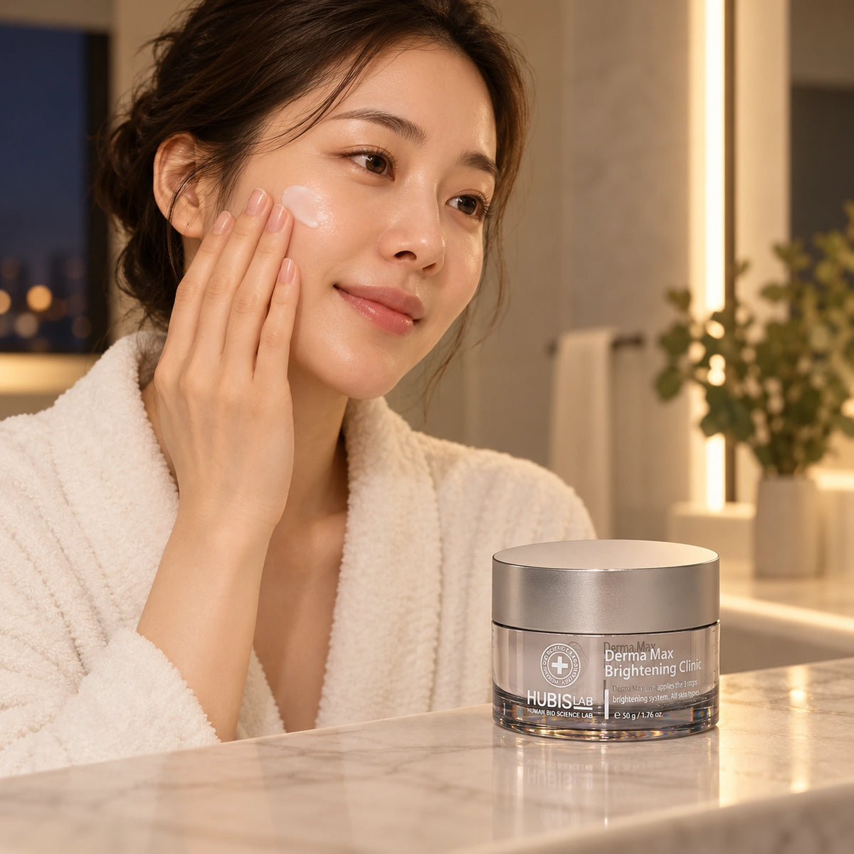 Evening cream application beside HUBISLAB Derma Max Brightening Clinic 50 g jar.