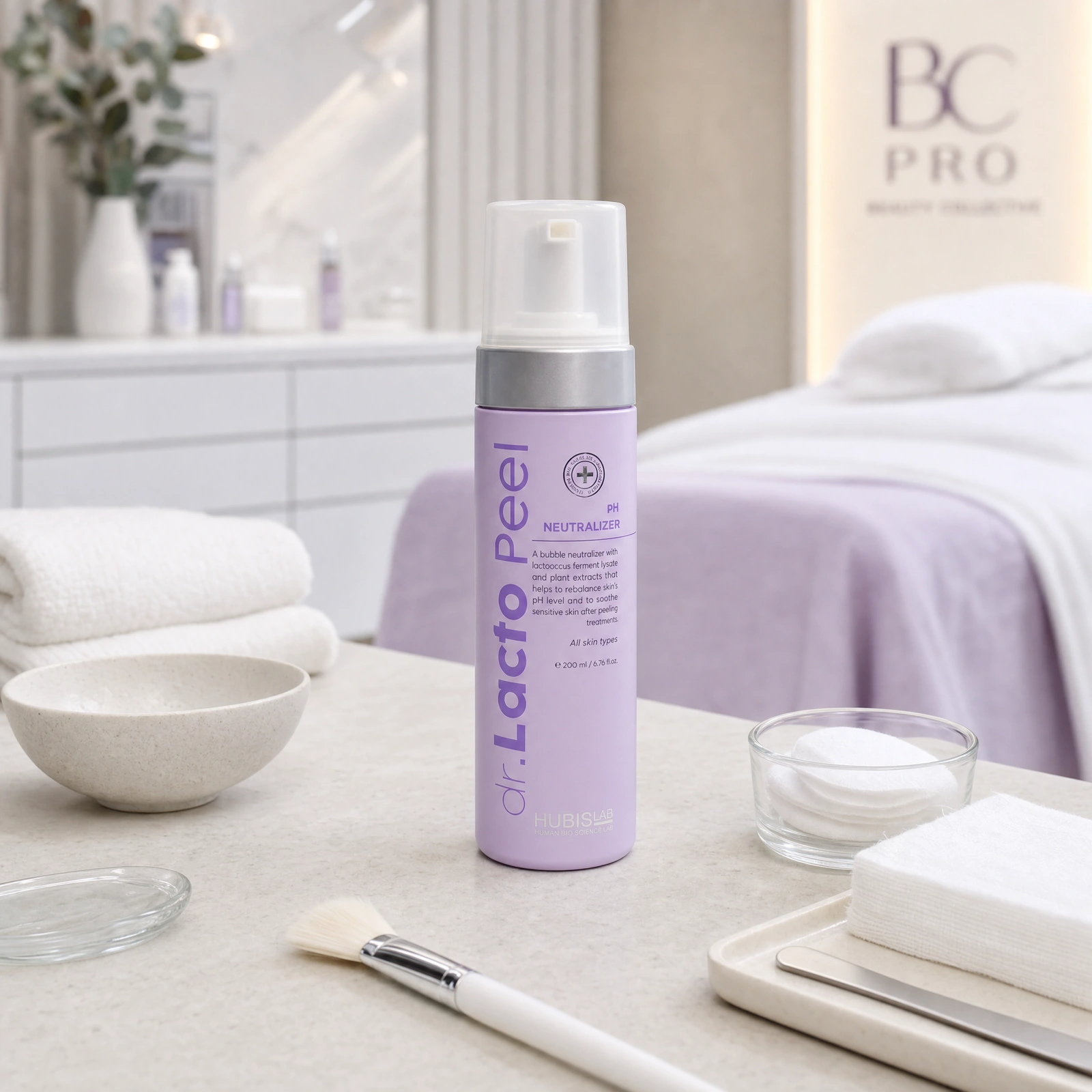 Hubislab Dr. Lacto Peel pH Neutralizer 200ml displayed in a premium clinical treatment-room setting for professional peel neutralising protocols, post-peel pH rebalancing and barrier recovery.