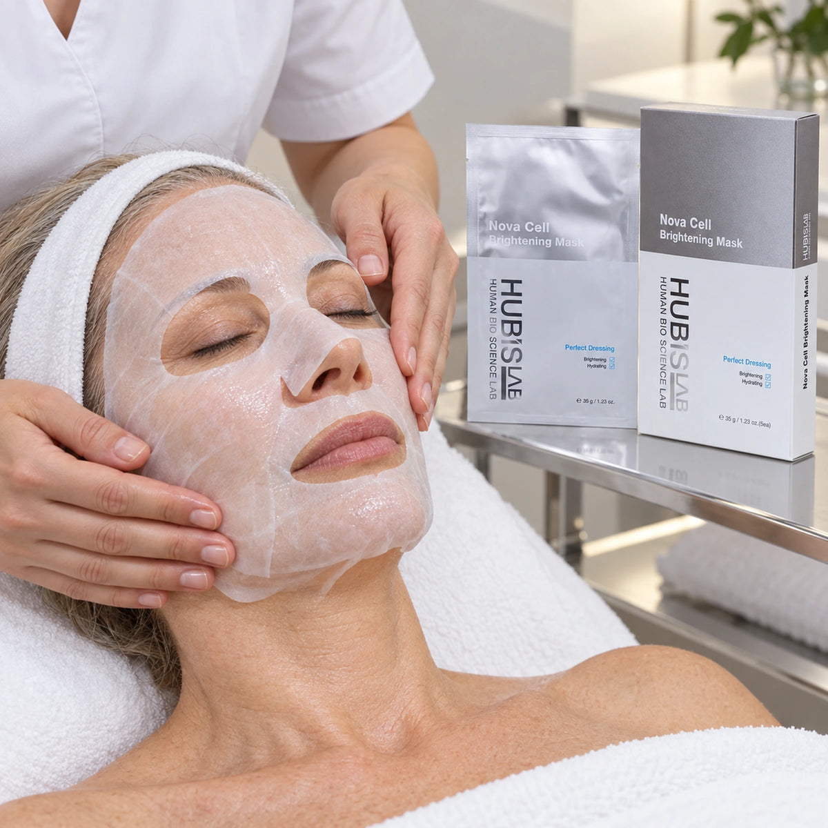 Therapist applying HUBISLAB nova mask with the 5 x 35 g pack shown.