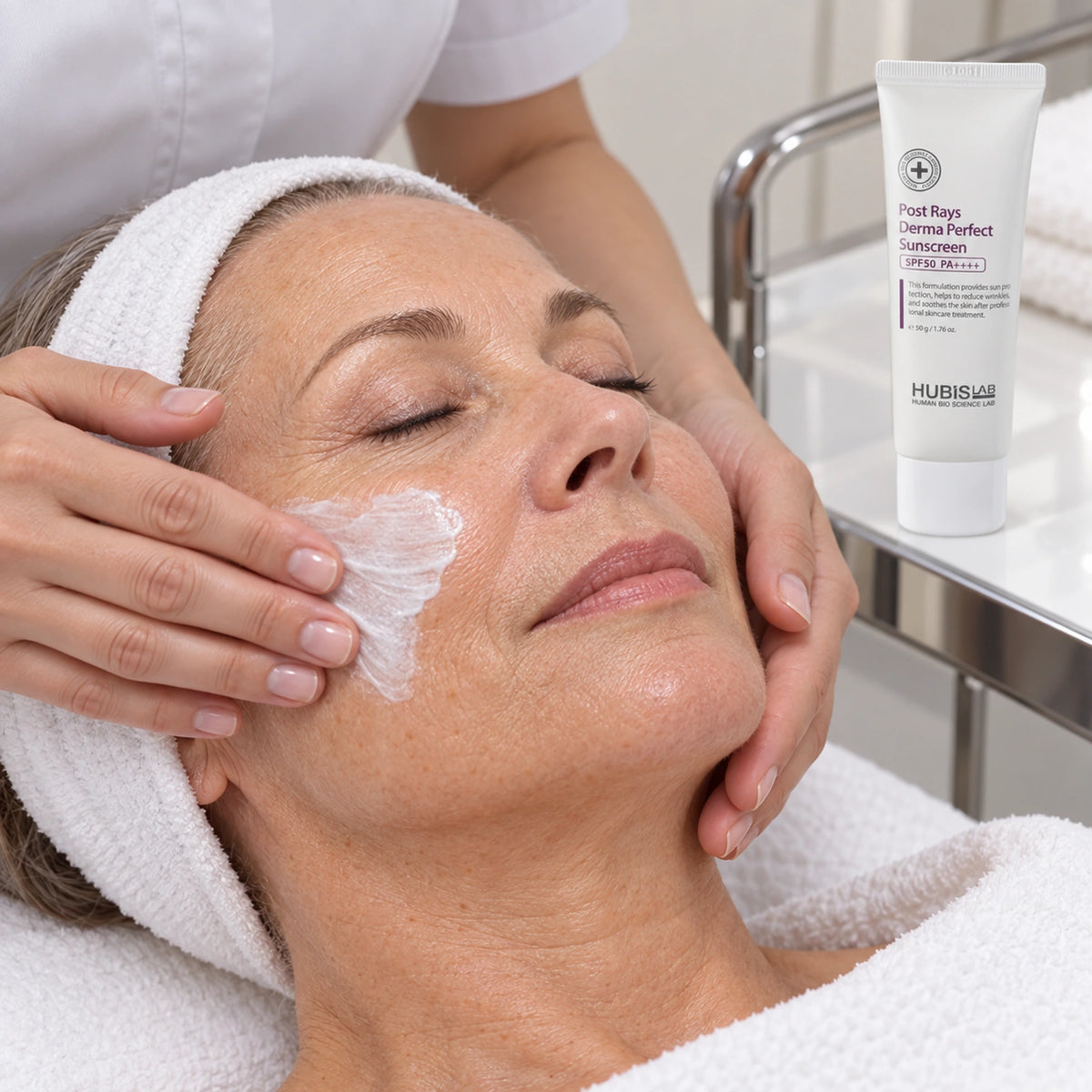 Therapist applying HUBISLAB sunscreen with the 50 g pack shown.