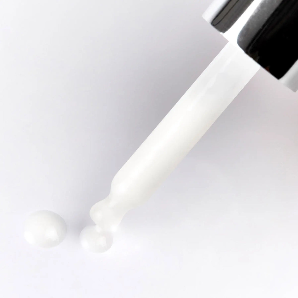 Milky bi-gel texture of PHYTOMER Pigment 2D serum