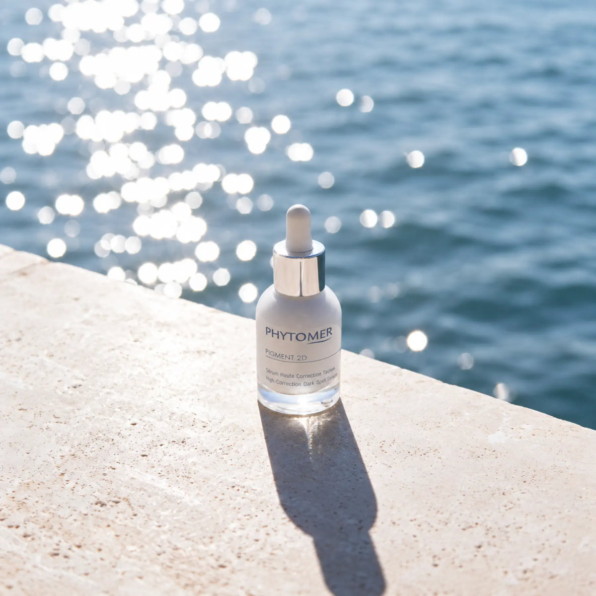 PHYTOMER Pigment 2D serum in an ocean-side setting