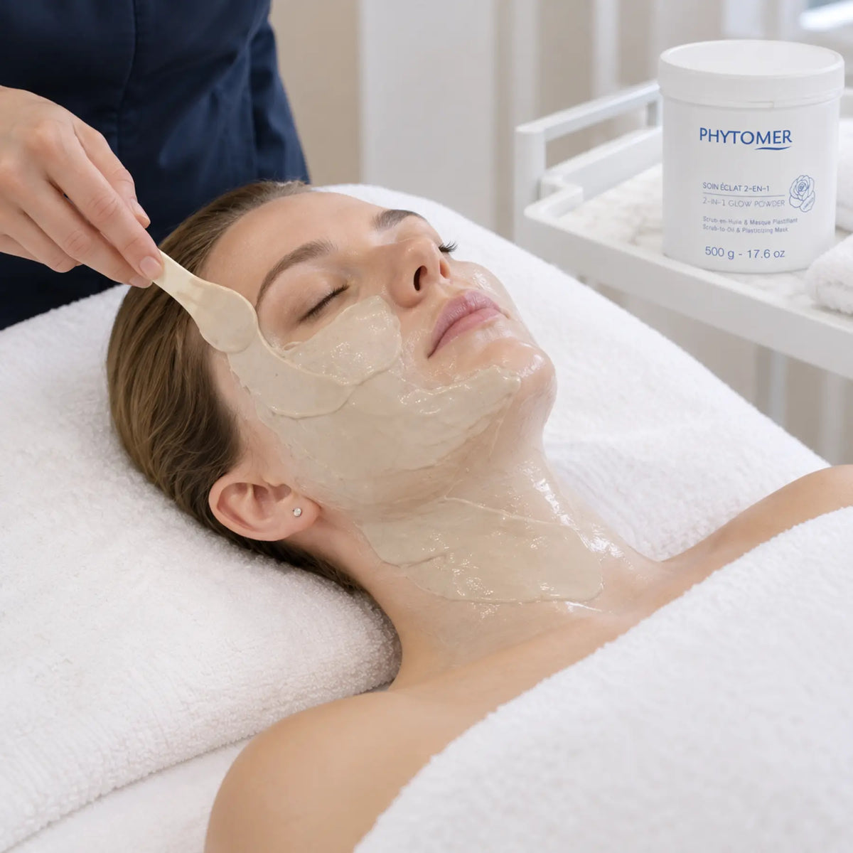 Therapist applying the PHYTOMER Rosée Glow plasticising mask to the face and neck.
