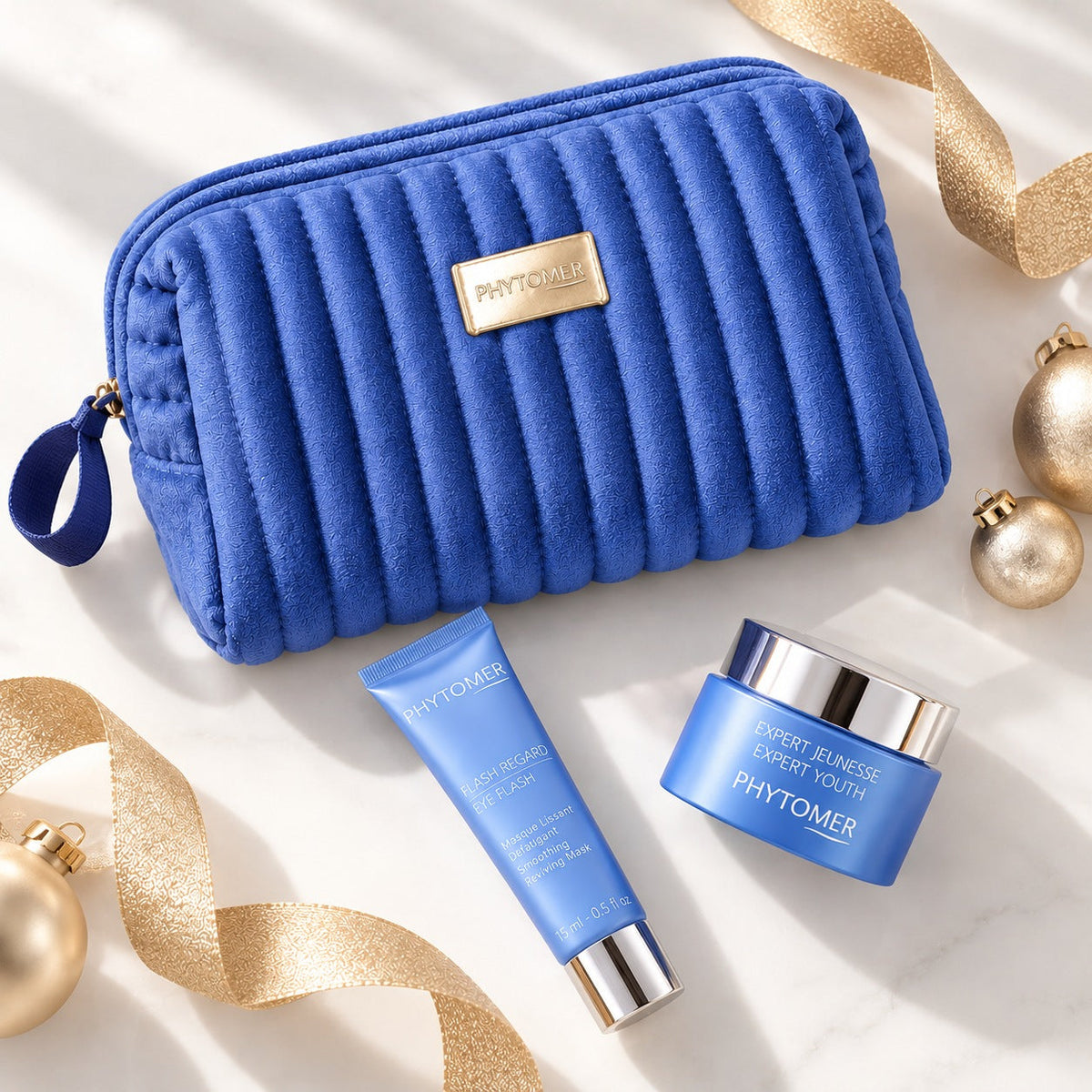 Flat lay of PHYTOMER Youth & Wrinkles Gift Set with blue pouch, Expert Youth cream and Eye Flash mask