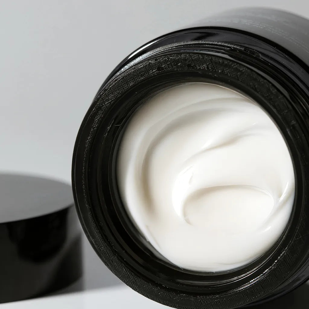 Close-up of VIE COLLECTION Mela Bright Dark Spot Brightening Cream 50ml on a light gray background